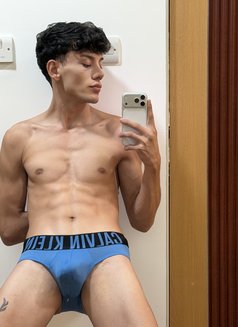 Twink - Male escort in Dubai Photo 5 of 11