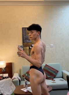 Twink - Male escort in Dubai Photo 7 of 11
