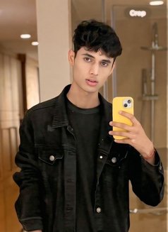 Twinkboy - Male escort in Al Manama Photo 2 of 5