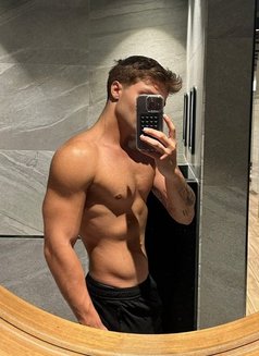 Twunkiee - Male escort in İstanbul Photo 4 of 4