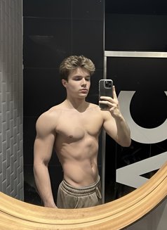 Blondiie - Male escort in Riyadh Photo 3 of 4