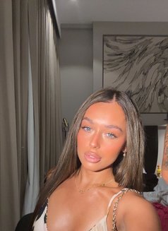 UK BRITISH BABE KENDALL - puta in Madrid Photo 14 of 17