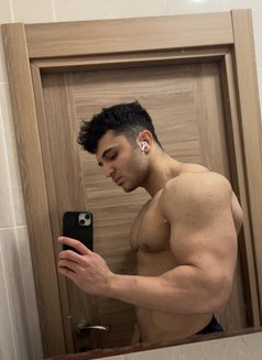 Ulaş - Male escort in İstanbul Photo 1 of 4