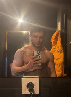 Ulaş - Male escort in İstanbul Photo 4 of 5