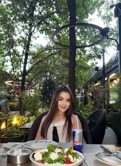 Uliana - puta in Dubai Photo 2 of 7