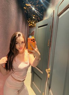 Uliana - puta in Dubai Photo 7 of 7