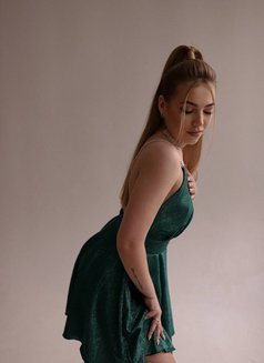 Ulina - puta in Dubai Photo 8 of 16