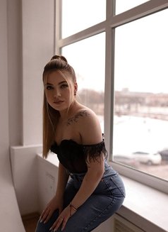 Ulina - puta in Dubai Photo 15 of 16