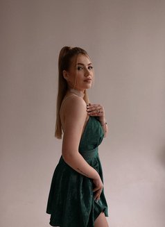 Ulina - puta in Dubai Photo 16 of 16