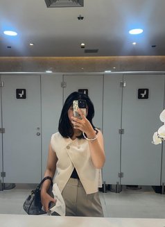 Una - puta in Dubai Photo 2 of 2