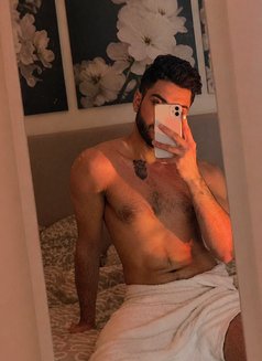 Uni Q Zex - masseur in Abu Dhabi Photo 7 of 8