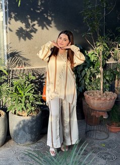 Urvashi - puta in Kolkata Photo 2 of 3