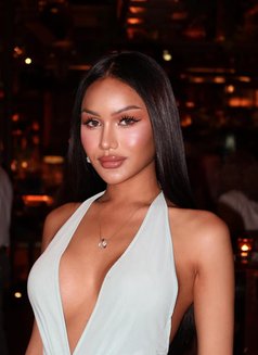 Uynnie - Transsexual escort in Dubai Photo 3 of 8