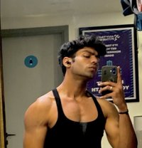 Uzii - Acompañantes masculino in New Delhi