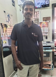 V Chari - Acompañantes masculino in Hyderabad Photo 1 of 1
