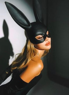 V Mistress V - puta in London Photo 4 of 4