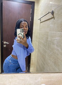 Val - masseuse in Nairobi Photo 3 of 3