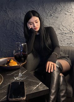 Valeria - puta in Dubai Photo 4 of 5
