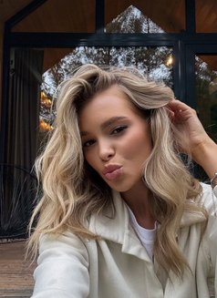 Valeria - escort in Seoul Photo 2 of 10