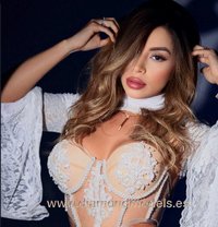 Valeria Vip expert masseuse - puta in Al Manama Photo 1 of 19
