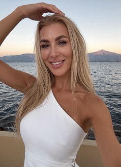 Valery - escort in Riyadh Photo 1 of 8