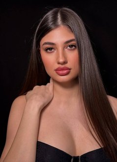 Valery - puta in Hong Kong Photo 5 of 8