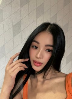 Liza - escort in Singapore Photo 2 of 5