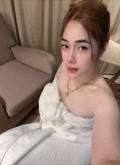 Vannah - escort in Singapore Photo 1 of 2