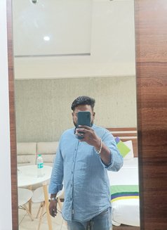 Varorar - Acompañantes masculino in Bangalore Photo 1 of 5