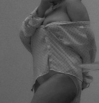 Shreya Malhotra - puta in Chandigarh