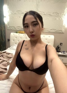 Vazira - escort in Dubai Photo 2 of 6