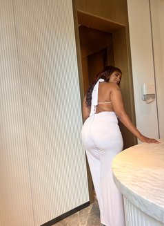 Vee - escort in Nairobi Photo 2 of 3