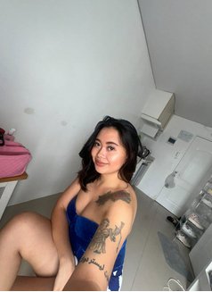 Vee - escort in Manila Photo 1 of 4