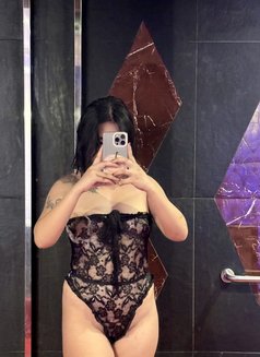 Vee - escort in Manila Photo 3 of 4