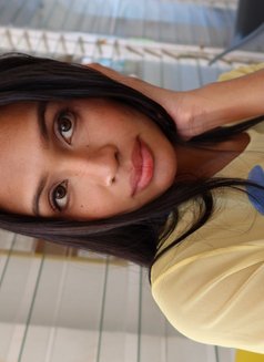 Vee - escort in Manila Photo 2 of 6