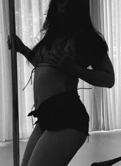 Vee - escort in Jakarta Photo 1 of 9
