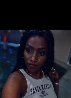 Vee - escort in Nairobi Photo 2 of 2