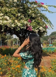 Veena - puta in Bangalore Photo 1 of 3