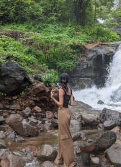 Veena - puta in Bangalore Photo 3 of 3