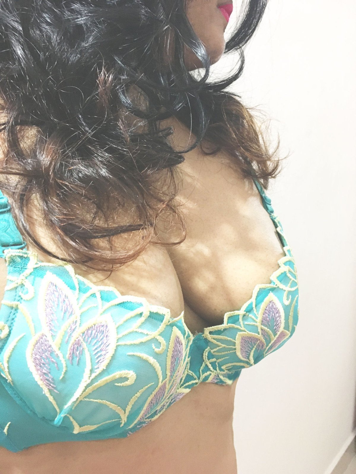 Veena love for your cam and meetup, Sri Lankan escort in Colombo