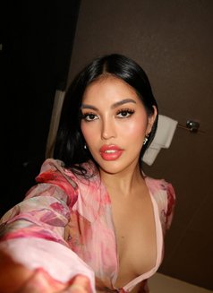 Venus Garcia - puta in Singapore Photo 4 of 8