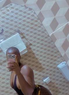 Vera - escort in Accra Photo 3 of 5