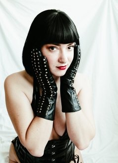 Verified Chloe Dom - dominatrix in Barcelona Photo 4 of 8