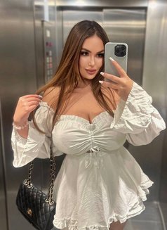 Veronika - escort in Beirut Photo 2 of 7