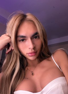 Sexy Vers Young Gladys (Best Sucker) - Transsexual escort in Bali Photo 13 of 13