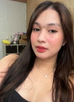 Vhonieee - Transsexual escort in Manila Photo 1 of 5