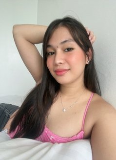 Vhonieee - Transsexual escort in Manila Photo 3 of 5