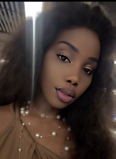 Viani - puta in Hong Kong Photo 2 of 3