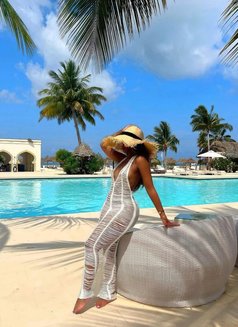 Viani - escort in Hong Kong Photo 3 of 5