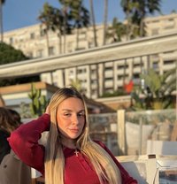 Vicky - escort in Paris